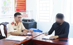 Dùng chân lái xe mô tô trên đường ven sông, thanh niên ở Đồng Nai bị tịch thu xe