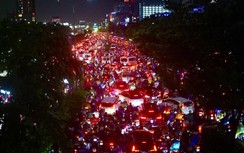 Mưa lớn tối 1/10, nhiều tuyến đường TP.HCM ngập, xe cộ nối dài