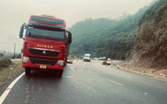 Phú Thọ: Ngã xe máy trên QL6, người phụ nữ bị xe tải cán tử vong
