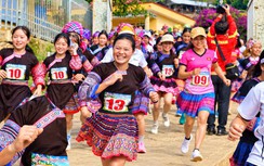Lào Cai: Rực rỡ sắc váy xoè trên đường chạy giữa sóng lúa Lao Chải
