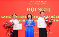 Bộ trưởng Trần Hồng Minh nhận Kỷ niệm chương "Vì sự nghiệp công tác tổ chức xây dựng Đảng"