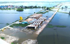 Nỗ lực gỡ khó, quyết tâm bứt phá tuyến đường 1.100 tỷ đồng "chìm" giữa mùa mưa lụt ở Huế