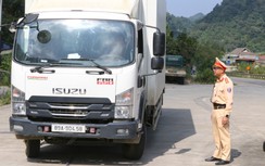 CSGT Sơn La tăng cường kiểm tra xe kinh doanh vận tải, xử lý vi phạm