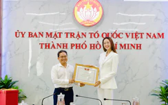 Hoa hậu Bảo Ngọc nhận bằng khen của Ủy ban Mặt trận Tổ quốc Việt Nam TP.HCM