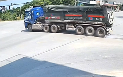 Xe đầu kéo lao vun vút qua ngã tư ở Bắc Ninh rồi vượt ẩu, tài xế bị xử phạt