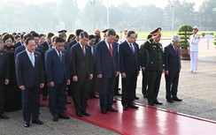 Lãnh đạo Đảng, Nhà nước, các đại biểu Quốc hội vào Lăng viếng Chủ tịch Hồ Chí Minh