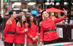 Tiếp viên hàng không Vietjet rạng rỡ mang sắc đỏ Việt Nam đến với New York
