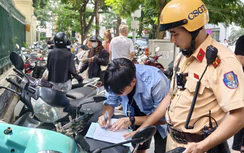 Hà Nội: Cảnh sát đến từng bãi giữ xe, quán xá ở phố cổ chấn chỉnh xe dừng đỗ trái quy định