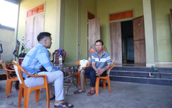 Mẹ mất vì tai nạn, bố cụt chân lo 3 con dang dở học hành