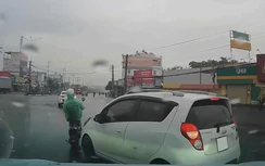 Tạt đầu xe khác giữa vòng xuyến, xe con húc ngã người đi xe máy