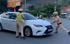 Lào Cai: Nữ tài xế khóa cửa ô tô Lexus, tăng ga bỏ chạy khi CSGT dừng xe kiểm tra