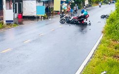 Mất lái vì mải cúi nhìn đuôi xe, người đi xe máy gây tai nạn liên hoàn