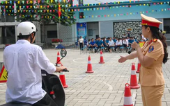 Hà Nội: CSGT dạy kỹ năng lái xe cho hàng trăm người dân, nhiều người có GPLX vẫn muốn học