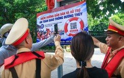 Độc đáo mô hình "Dân vận khéo": CSGT lên phà hướng dẫn kỹ năng an toàn giao thông