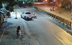 Xe bán tải đi ngược chiều, gặp CSGT rồi luồn lách bỏ chạy