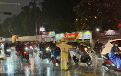 TP.HCM: Mưa lớn giờ tan tầm, nhiều tuyến đường ngập sâu, giao thông ùn ứ