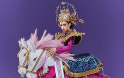 Hoa hậu Emoura Phạm trình diễn trang phục dân tộc “Vinh quy bái tổ”