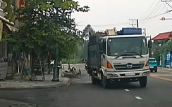 Xe chở rác húc ngã xe máy rồi bỏ đi ở TP.HCM