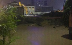 Sau mưa lớn, tường bao công trình xây dựng bị vỡ khiến bùn đất tràn vào nhà dân