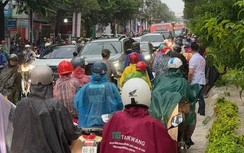 Mưa lớn nước từ hẻm đổ ra như thác, nhiều tuyến đường ở Đồng Nai bị ngập gây ùn tắc