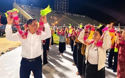 Về nơi sáng gặt lúa, chiều hái ngô, tối múa xòe ở Lào Cai