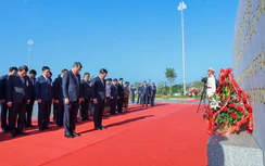 Hai Thủ tướng dâng hoa tưởng niệm, tri ân các bậc lãnh tụ tiền bối Việt Nam và Lào