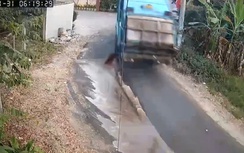 TP.HCM: Xác minh tài xế xe chở rác xả nước thải ra đường