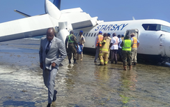 Máy bay chở 55 hành khách của Somali hạ cánh khẩn, lao xuống sát mép biển