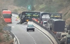 Bản tin TNGT 11/2: Xe khách tông dải phân cách cao tốc Cam Lâm - Vĩnh Hảo