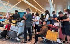 Cửa ngõ TP.HCM và sân bay Tân Sơn Nhất ken đặc người, xe cận Tết