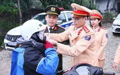 CSGT Tuyên Quang đồng hành cùng người dân trên đường về quê đón Tết