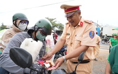 CSGT Lâm Đồng phát 200 phần quà hỗ trợ người dân về quê ăn Tết