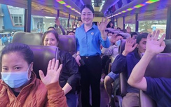 Hàng nghìn công nhân ở TP.HCM về quê đón Tết trên những chuyến xe nghĩa tình