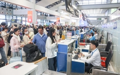 Sân bay Nội Bài chật kín người trong ngày làm việc cuối năm