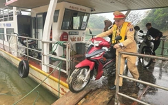 Cảnh sát giao thông Lào Cai đồng hành cùng người dân về quê ăn Tết