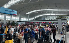 Sân bay Tân Sơn Nhất đón gần 159.000 khách ngày 27 Tết, bến xe TP.HCM cũng đông nghẹt