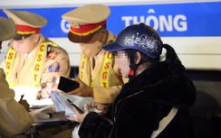 Hà Nội: CSGT siết chặt kiểm soát, nhiều tài xế "ma men" bị tạm giữ xe sau tiệc tất niên