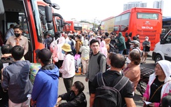 Cao điểm 28 Tết: Hàng không, bến xe TP.HCM “tăng nhiệt”, phố xá thưa vắng