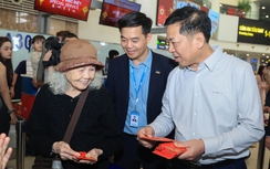 Bộ trưởng Trần Hồng Minh trao lì xì, gửi lời chúc đầu xuân tới hành khách chiều 29 Tết