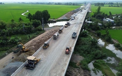 Hối hả thi công trên công trường dự án cao tốc Châu Đốc - Cần Thơ - Sóc Trăng qua An Giang