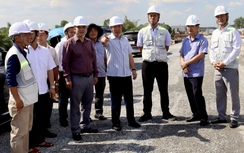 Công nhân cao tốc Biên Hòa - Vũng Tàu được "tiếp sức", giữ nhịp thi công xuyên Tết