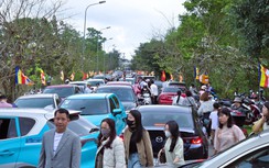 Người dân Quảng Trị nô nức đi lễ chùa ngày đầu năm mới