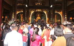 Người dân đổ về ngôi chùa nổi tiếng nhất Đà Nẵng sáng mùng 2 Tết