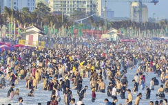 Hơn 100.000 lượt khách đổ về Vũng Tàu trong 2 ngày cao điểm, phố biển chật kín người