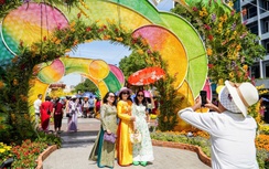 TP.HCM: Các điểm vui chơi, nhà ga metro đông nghẹt ngày mùng 5 Tết