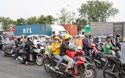 Mùng 5 Tết, sân bay Tân Sơn Nhất phục vụ gần 170.000 khách, giao thông "nóng" trở lại