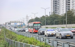 Dòng người đội mưa trở lại Hà Nội, cửa ngõ Thủ đô đông nghẹt chiều cuối nghỉ Tết