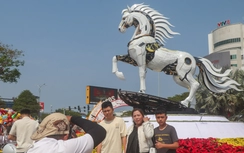 Du khách đến Đà Nẵng thích thú check-in cùng hai linh vật Kim Mã bên cầu Rồng