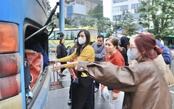 Người dân đội mưa gió hối hả trở lại Thủ đô chiều mùng 6 Tết