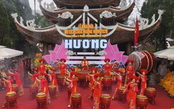 Du khách thập phương đổ về từ sớm tinh mơ ngày khai hội Chùa Hương 2026